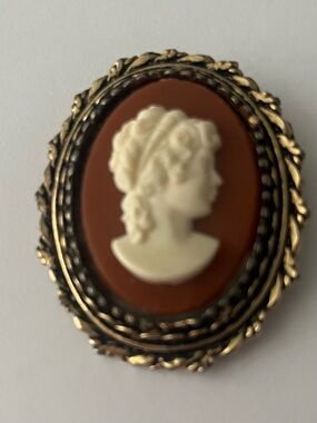 Vintage Style Cameo Brooch in Brown and Cream